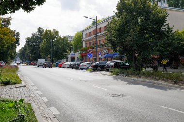 Varşova, Polonya - 13 Eylül 2021: Caddenin her iki tarafında Saska Kepa bölgesindeki binaların önüne arabalar park edildi. Şu anda sokakta trafik oldukça düşük..