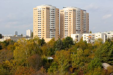 Varşova, Polonya - 15 Ekim 2021: Pek çok ailenin yaşadığı Goclaw konutları. Ayrıca yüksek binalar ve yakınlarda bir sürü ağaç ve bitki var..