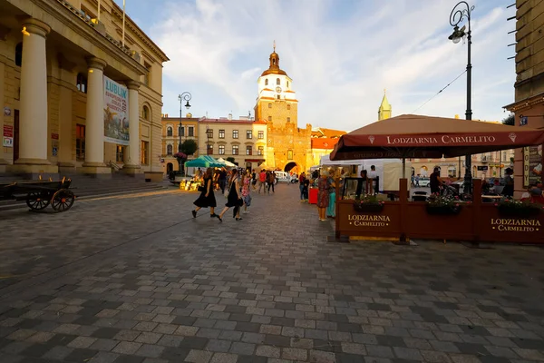 Lublin Polonia Septiembre 2021 Atardecer Gente Camina Largo Amplia Ruta —  Fotos de Stock