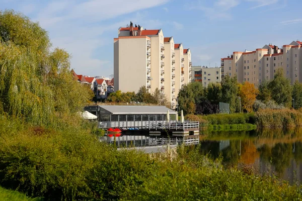 Warsaw Poland October 2021 Apartment Building Recreational Areas Lake Nearby — Stock Photo, Image