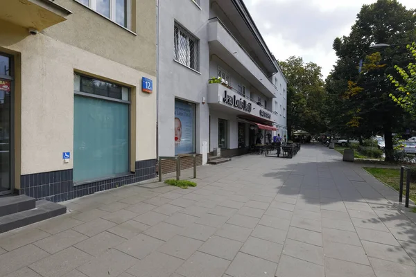 Warszawa Polen September 2021 Fasad Byggnaderna Längs Den Breda Trottoaren — Stockfoto