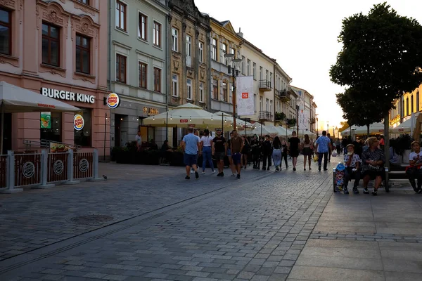 Lublin Polen September 2021 Der Abenddämmerung Spazieren Die Menschen Entlang — Stockfoto
