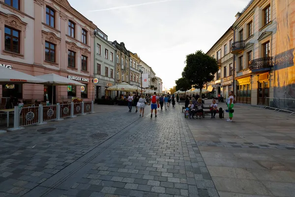 Lublin Polônia Setembro 2021 Entardecer Pessoas Caminham Longo Largo Calçadão — Fotografia de Stock