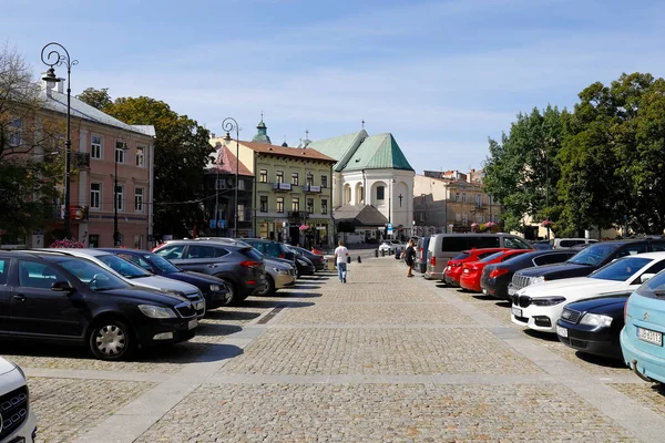 Lublin Polen September 2021 Auto Rijen Aan Weerszijden Van Parkeerplaats — Stockfoto