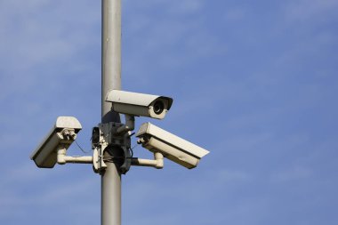 Bölge sakinlerinin güvenliğini sağlamak için kutba üç kamera yerleştirildi..