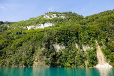 Lucerne Gölü 'ndeki etkileyici dağ manzarası. Burada doğanın çeşitliliğini ve güzelliğini görebilirsiniz..