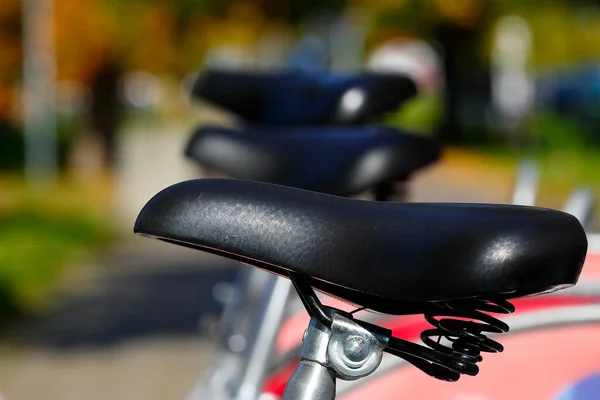 Selas Bicicleta Uma Fileira Bicicletas Uma Estação Bicicleta Pública Distrito — Fotografia de Stock