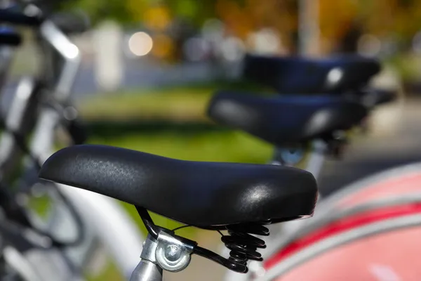 Fahrradsattel Einer Reihe Von Fahrrädern Einer Öffentlichen Fahrradstation Wohnviertel Goclaw — Stockfoto