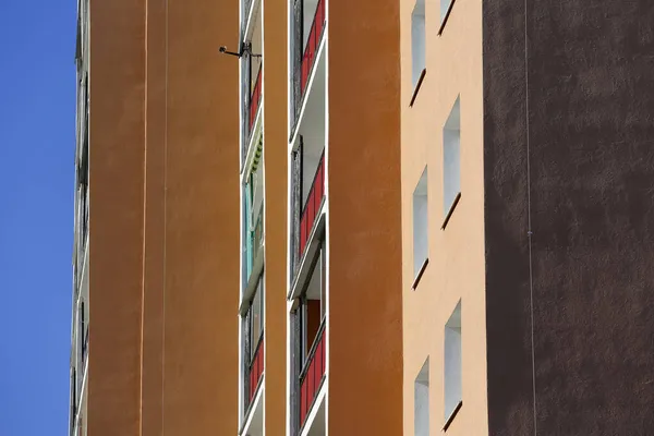 Zijaanzicht Balkons Ramen Van Het Appartementencomplex Dat Zichtbaar Warschau — Stockfoto