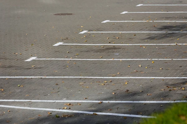 Die Mit Betonpflastersteinen Befestigte Fläche Mit Weiß Lackierten Linien Die — Stockfoto