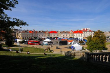 Lublin, Polonya - 11 Eylül 2021: Önünde bir şehir meydanı bulunan eski kasaba evleri