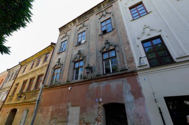 Lublin, Polonya - 11 Eylül 2021: Eski Kentteki Jezuicka Caddesi 'ndeki diğer binalar arasında yer alan eski konutun hızlı bir yenilemeye ihtiyacı var gibi görünüyor
