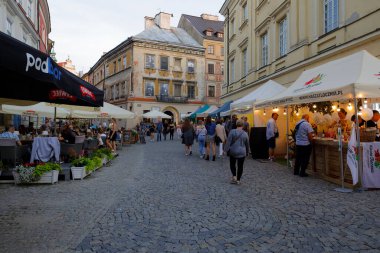 Lublin, Polonya - 11 Eylül 2021: Eski Şehir Meydanı 'nda bir aşçılık etkinliği gerçekleşti. Birçok insan açık hava restoranlarını ve tezgahları ziyaret ederek çeşitli mutfakların yemeklerini tadıyor.