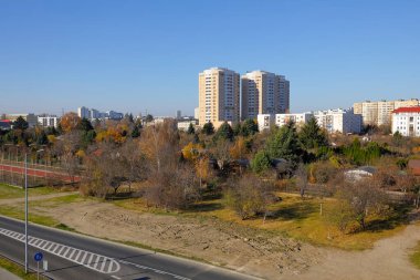 Varşova, Polonya - 1 Kasım 2021: Burada Goclaw konutlarının yemyeşil bölgeleriyle birlikte ikamet eden binalarını görebilirsiniz. Sonbahar çoktan ağaçların renklerini gösterdi.