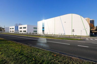 Varşova, Polonya - 1 Kasım 2021: Yeni tamamlanmış spor salonu olan modern bir okul binası kompleksi. Goclaw bölgesinde çocukların ve gençlerin eğitimi için yeni bir yer..