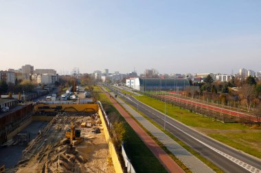 Varşova, Polonya - 11 Kasım 2021: Goclaw konut bölgesinin caddelerinden biri boyunca hava manzarası. İnşaat alanı, otopark, modern okul tesisleri ve konut binaları var.