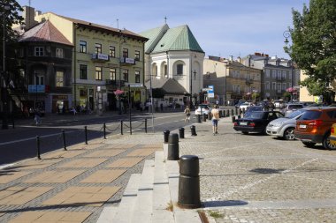 Lublin, Polonya - 11 Eylül 2021: Şehirdeki sokaklardan birinin genel görüntüsü. Caddenin yakınında bir otopark var..