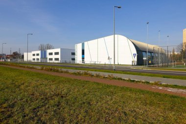 Varşova, Polonya - 11 Kasım 2021: Spor salonu henüz tamamlanmış modern bir okul binası kompleksi. Goclaw bölgesinde çocukların ve gençlerin eğitimi için yeni bir yer..