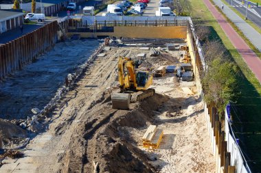 Varşova, Polonya - 31 Ekim 2021: Yeni bir apartman bloğunun inşası için ilk çalışma. Bu inşaat alanı Goclaw konut bölgesinde yer almaktadır.