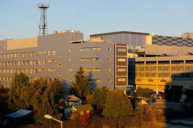 Varşova, Polonya - 30 Ekim 2021: Ofis ve sanayi binaları batan güneş ışınları ile çevrilidir ve Goclaw konut bölgesinde görülebilir.