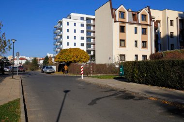 Varşova, Polonya - 1 Kasım 2021: Çağdaş apartmanlar sessiz bir cadde boyunca görülmektedir. Bu binalar Goclaw yerleşim bölgesinin bir parçasıdır.