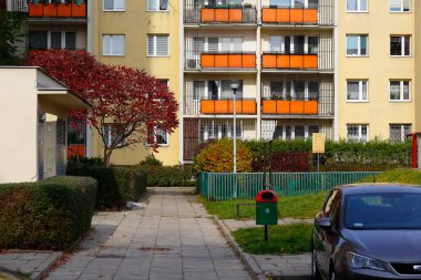 Varşova, Polonya - 20 Ekim 2021: Balkonlu bir apartmanın ön cephesi. Birçok ailenin yaşadığı bina Goclaw konut bölgesinde görülebilmektedir.