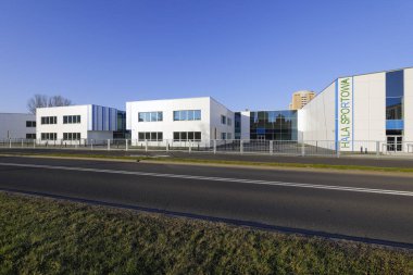 Varşova, Polonya - 1 Kasım 2021: Yeni tamamlanmış spor salonu olan modern bir okul binası kompleksi. Goclaw bölgesinde çocukların ve gençlerin eğitimi için yeni bir yer..