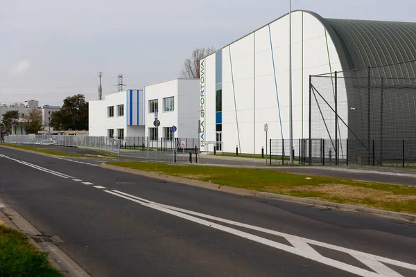 Varşova, Polonya - 15 Ekim 2021: Spor salonu henüz tamamlanmış modern bir okul binası. Goclaw bölgesinde çocukların ve gençlerin eğitimi için yeni bir yer..