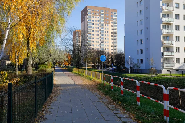 Varsavia Polonia Novembre 2021 Marciapiede Pista Ciclabile Attraversano Quartiere Residenziale — Foto Stock