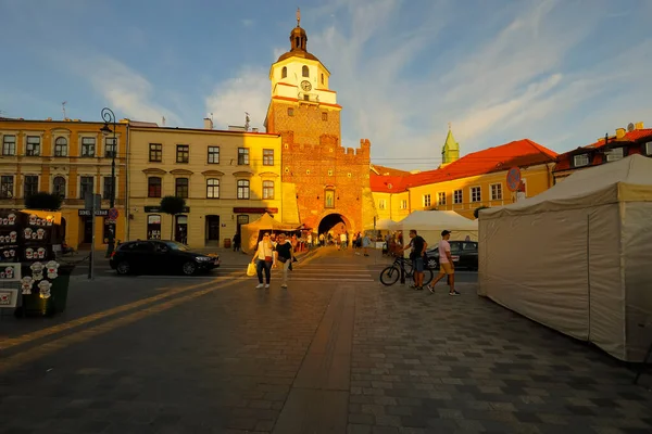 2021年9月10日 波兰卢布林 黄昏时分 人们沿着宽阔的人行横道走向著名的克拉科夫门 通往古城 — 图库照片