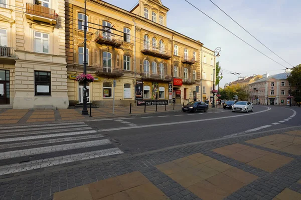 폴란드의 루블린 2021 광선에 조명되는 도시의 거리에 위치해 길에는 보도가 — 스톡 사진