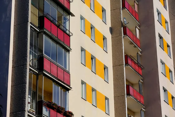바르샤바 폴란드 2021 아파트 건물의 가족이 있는건물은 지구에서 수있다 — 스톡 사진