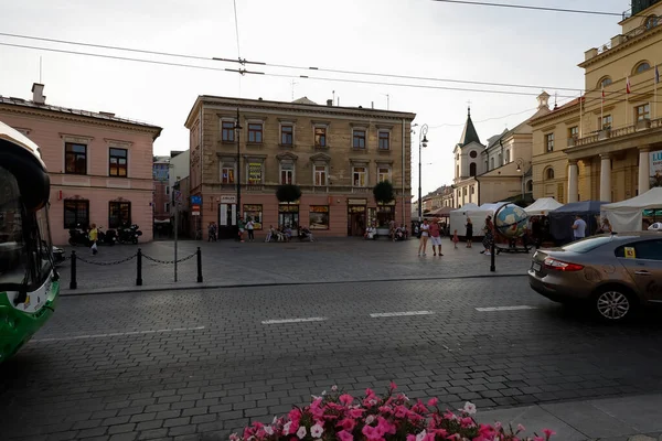 Lublin Polen September 2021 Abendliche Stadtansicht Gebäude Menschen Die Mit — Stockfoto