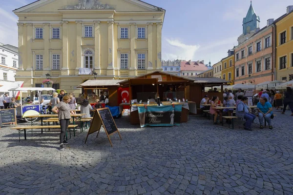 2021年9月11日 波兰卢布林 人们聚集在提供各种美食的摊位上 就像在古老的城镇广场上的烹饪活动中所看到的那样 — 图库照片