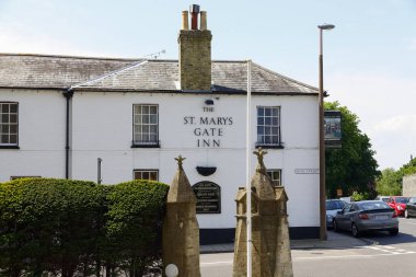 Arundel, İngiltere - 6 Haziran 2010: Güzel bir 16. yüzyıl binası geleneksel St Mary 's Gate Inn' e ev sahipliği yapıyor. Ayrıca 5 misafir odalı bir pansiyon da var.