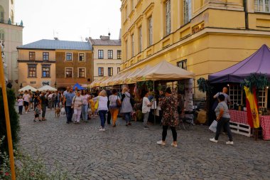 Lublin, Polonya - 11 Eylül 2021: Eski Şehir Meydanı 'nda bir aşçılık etkinliği gerçekleşti. Birçok insan yemek tatmak ve çeşitli mutfaklardan baharat almak için açık hava restoranlarını ve sayısız tezgahları ziyaret eder.