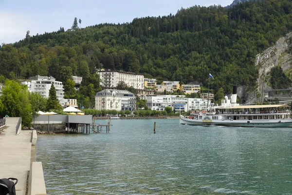 スイス ブルネン2020年8月25日ルツェルン湖に建造物群があり そこに向かってパドル スチームがルツェルン湖を航海中 — ストック写真