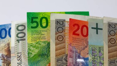 İsviçre ve Polonya parası. Polonya zlotisi ve İsviçre frangının banknotları yan yana yerleştirildi ve şimdi birçok farklı mali meselenin arkaplanı oluşturuldu. PLN ve CHF para birimleri
