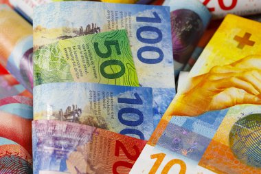 İsviçre parası. Yan yana çok sayıda İsviçre frangı yerleştirildi ve şimdi mali meseleler için zemin oluşturuluyor. CHF para birimi