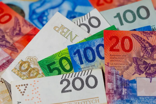 Svájci Lengyel Pénz Lengyel Zloty Svájci Frank Bankjegyeit Egymás Mellé — Stock Fotó