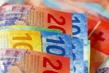 Birbirlerinin yanına yerleştirilmiş bir grup İsviçre frangı banknotları. CHF kağıt para, İsviçre banknotlarının basımı, Nisan 2016 'dan 2019' a kadar yayınlandı
