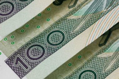 Polonya parası. Birkaç farklı Polonya zloti banknotları yan yana yerleştirildi ve finansal meseleler için arka plan oluşturuldu. PLN para birimi.