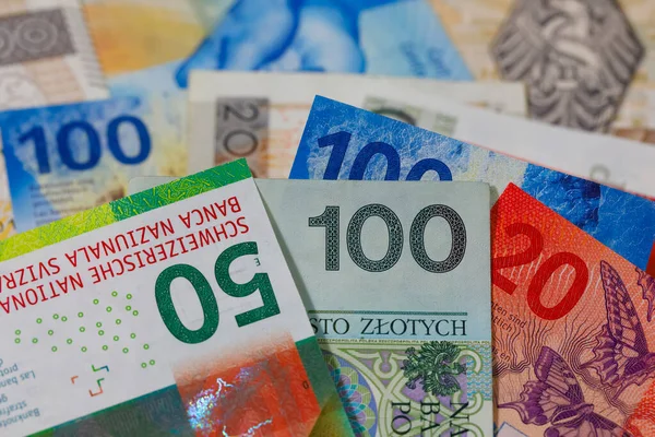 İsviçre ve Polonya parası. Polonya zlotisi ve İsviçre frangının banknotları yan yana yerleştirildi ve şimdi birçok farklı mali meselenin arkaplanı oluşturuldu. PLN ve CHF para birimleri