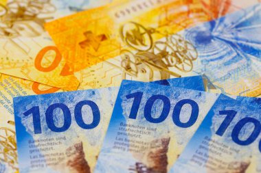 Birbirlerinin yanına yerleştirilmiş bir grup İsviçre frangı farklı değerlerde banknotlar. CHF kağıt para, İsviçre banknotlarının basımı, Nisan 2016 'dan 201' e kadar yayınlandı