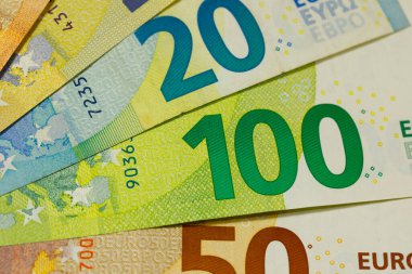 Yan yana yerleştirilmiş Avrupa Birliği banknotları vardır. Euro banknotları kağıttan değil, dayanıklılıklarını artırmak için saf pamuk lifinden yapılmıştır. EUR para birimi