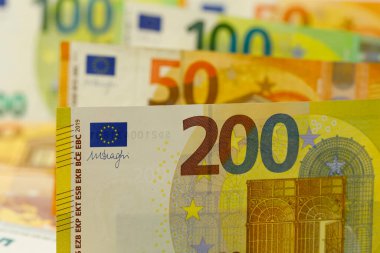 Yan yana yerleştirilmiş Avrupa Birliği banknotları vardır. Euro banknotları kağıttan değil, dayanıklılıklarını artırmak için saf pamuk lifinden yapılmıştır. EUR para birimi