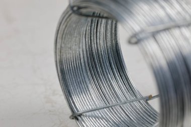 Çelik tel, galvanize tel. Perakende ticareti için bir bobin.