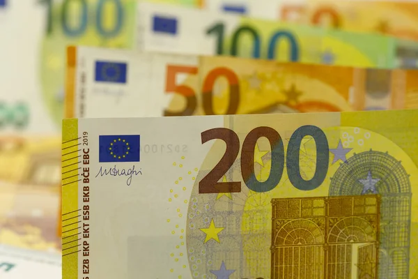 有一些欧洲联盟的钞票彼此相邻在一起 欧元钞票不是用纸做的 而是用纯棉纤维做的 以提高钞票的耐久性 欧元货币 — 图库照片