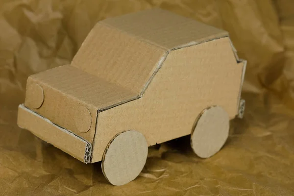 汽车模型是由纸板制成的 这种型号的汽车是用循环再用包装材料制造的 — 图库照片
