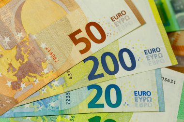 Yan yana yerleştirilmiş Avrupa Birliği banknotları vardır. Euro banknotları kağıttan değil, dayanıklılıklarını artırmak için saf pamuk lifinden yapılmıştır. EUR para birimi.